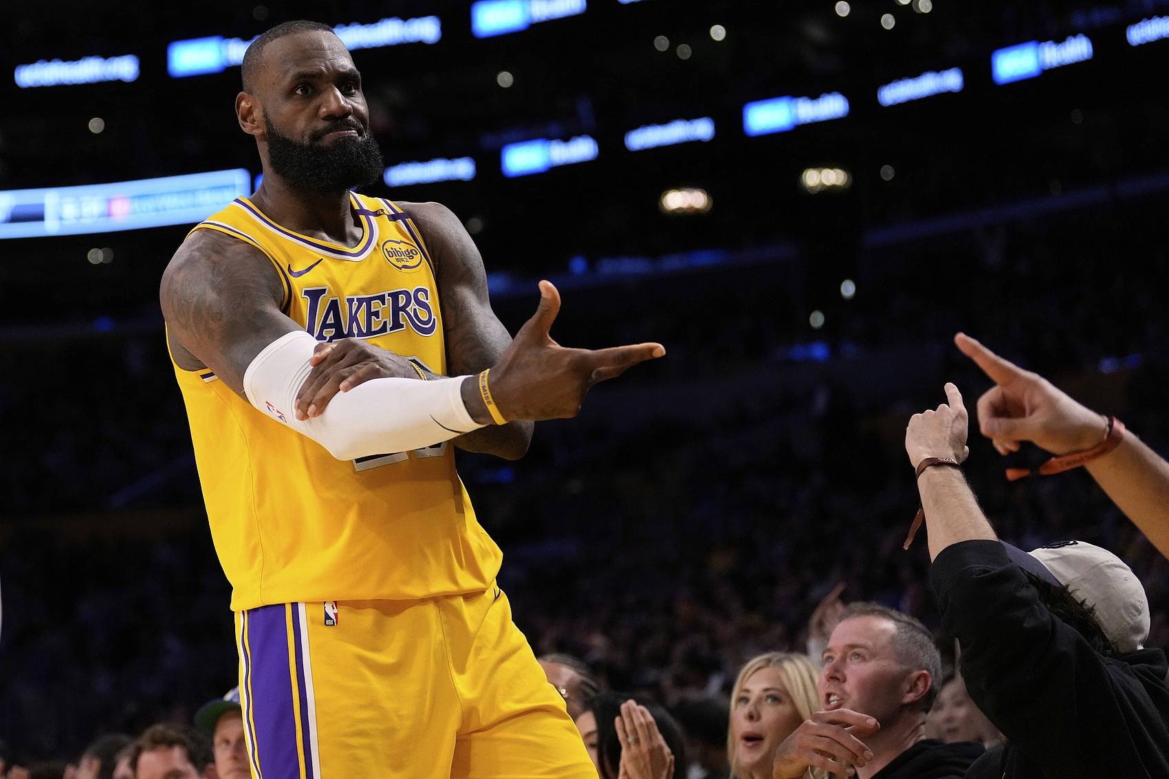 詹姆斯在比赛中受伤退赛，浓眉主帅表示担忧(詹姆斯在比赛中受伤退赛,浓眉主帅表示担忧了吗)-九游体育app官方下载